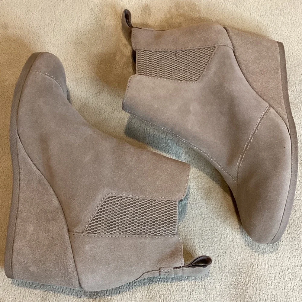Toms Ankle Wedge Booties Size‎ US 8, UK 6, EU 39 Beige Suede Comfort Boots